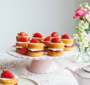 Mini victoria sandwich cakes with fresh strawberries using Lakeland Dairies cream”>
            </picture>
            
        </div>
        <p class=